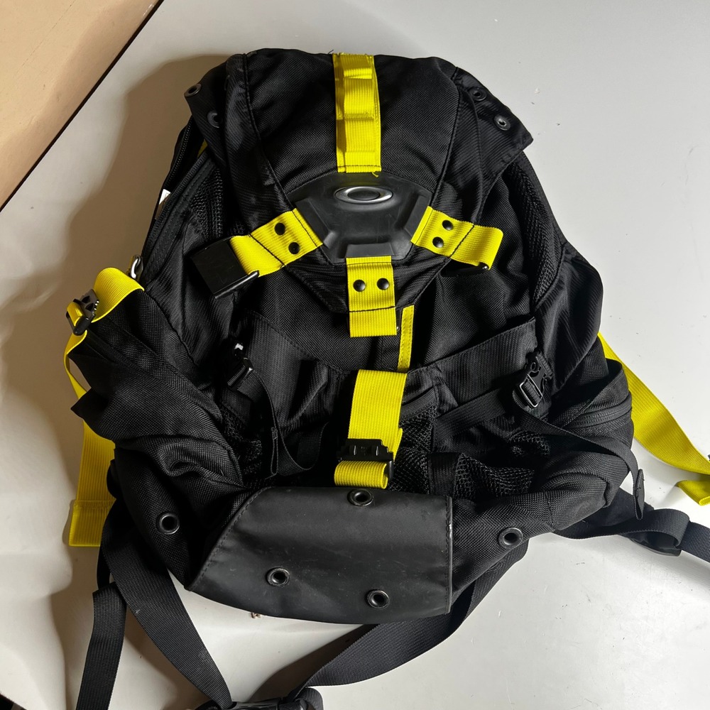 Oakley Kitchen Sink Backpack Black Yellow Laptop Compartment 92060-001